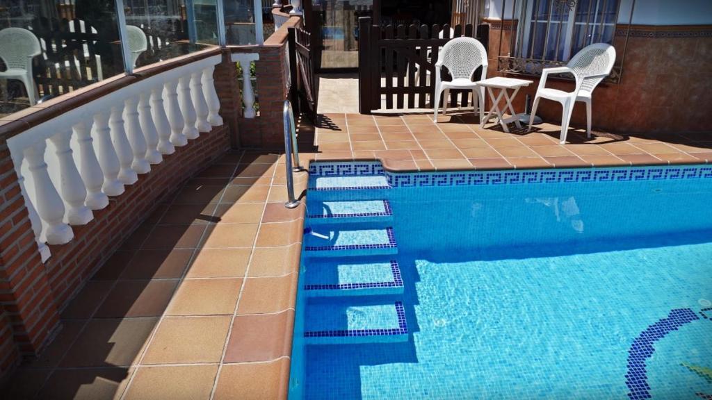 The swimming pool at or close to Castillo de la Hazalara