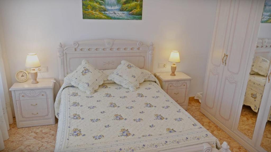 A bed or beds in a room at Castillo de la Hazalara