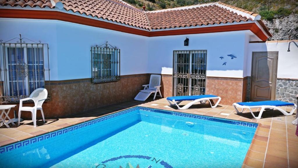 The swimming pool at or close to Castillo de la Hazalara