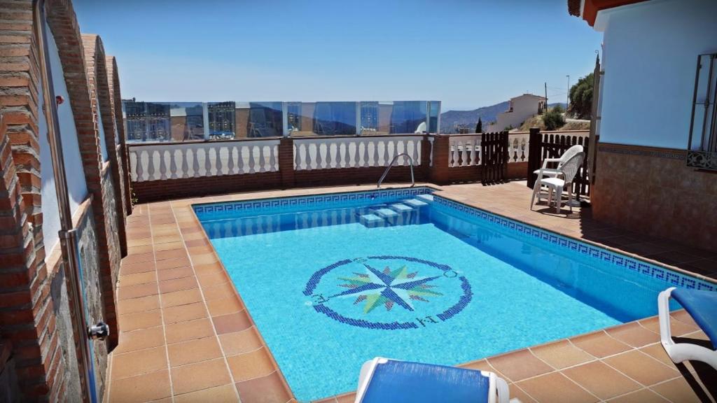 una piscina en la parte superior de un balcón en Castillo de la Hazalara, en Cómpeta