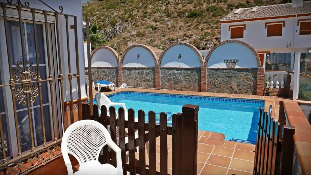 The swimming pool at or close to Castillo de la Hazalara