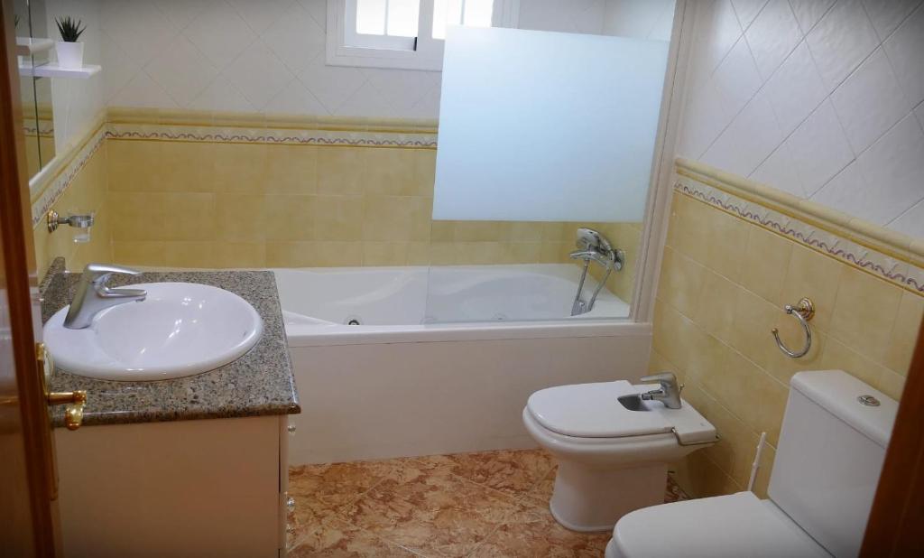 A bathroom at Castillo de la Hazalara