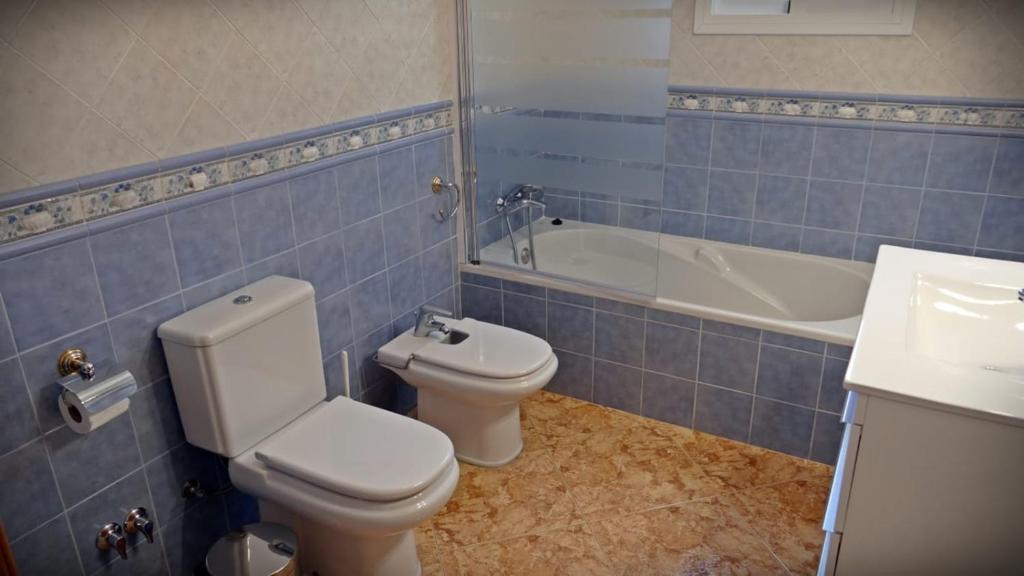 A bathroom at Castillo de la Hazalara