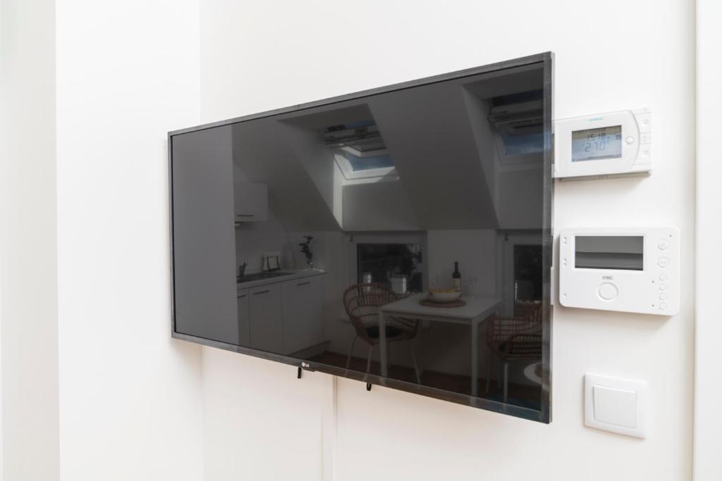 Televízia a/alebo spoločenská miestnosť v ubytovaní Micro Rooftop Penzing