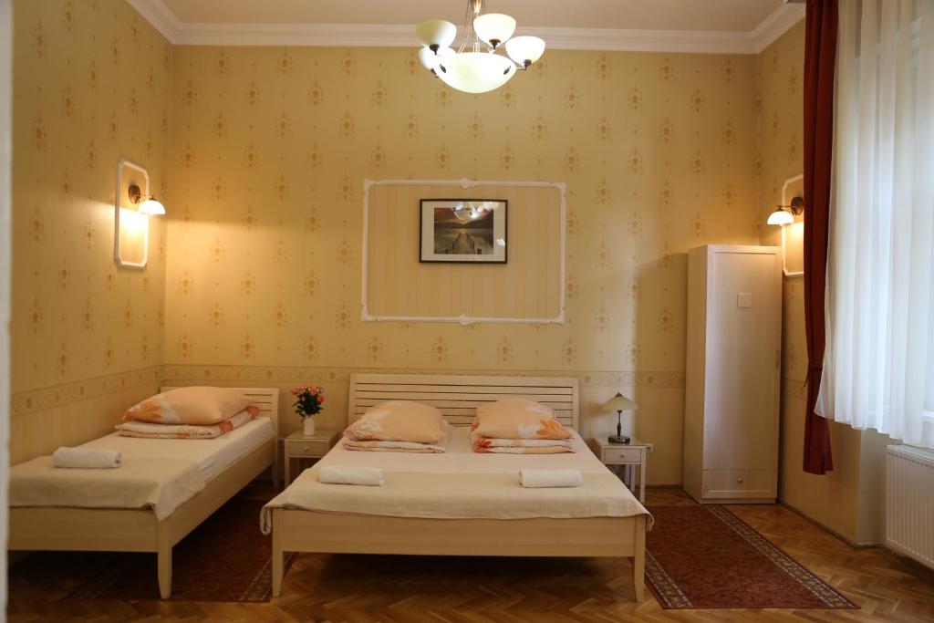 Posteľ alebo postele v izbe v ubytovaní Péterfia Panzió
