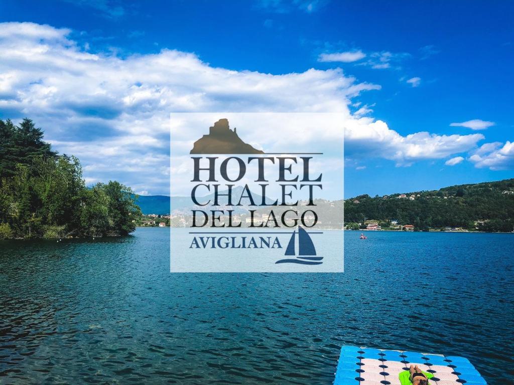 un panneau indiquant un hôtel sur un lac dans l'établissement Hotel Chalet del Lago, à Avigliana