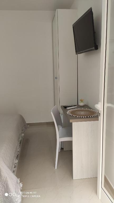 A television and/or entertainment centre at B&B Oplonti Resort