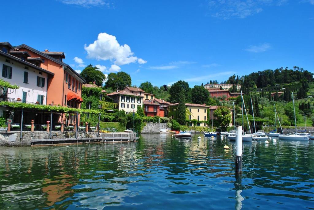 un cuerpo de agua con barcos en una ciudad en My Bellagio Home, en Bellagio