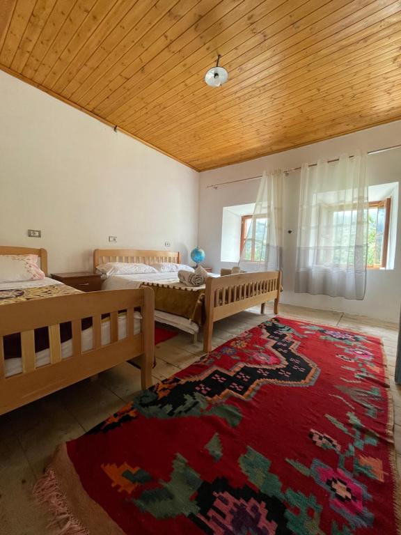 Postel nebo postele na pokoji v ubytování Guest House Rrashkadoli
