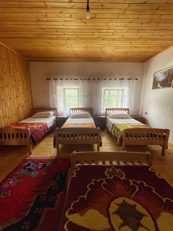 Postel nebo postele na pokoji v ubytování Guest House Rrashkadoli