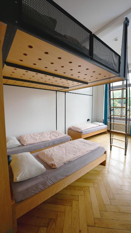 Een bed of bedden in een kamer bij Solothurn Youth Hostel