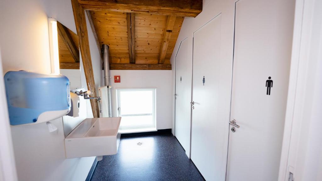 Een bed of bedden in een kamer bij Solothurn Youth Hostel