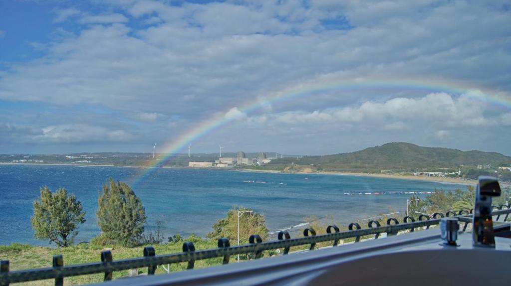 un arco iris sobre una playa al lado de una carretera en 南灣飯店 Kenting Nanwan Hotel, en Nanwan