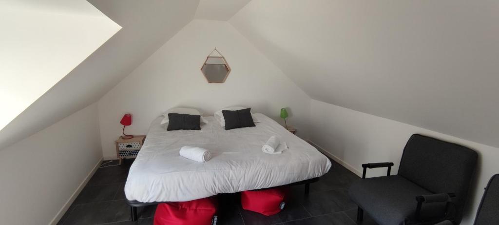 謝爾河畔努瓦耶的住宿－Noyers Val de Cher，卧室配有白色的床和椅子