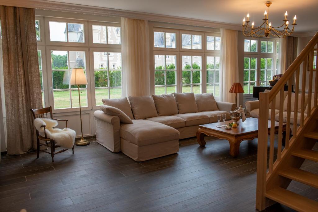 uma sala de estar com um sofá e uma mesa em maison d'hôtes ed.André 10 personnes em Azay-sur-Cher