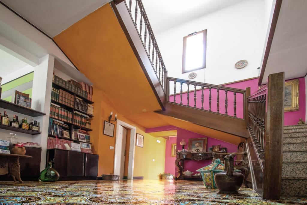 パエストゥムにあるVilla Nicodemoの階段とカラフルな壁の客室です。