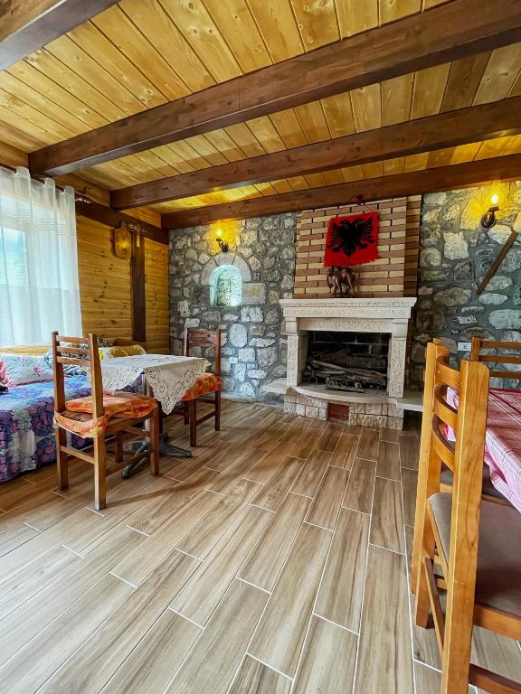 Posezení v ubytování Guest House Rrashkadoli