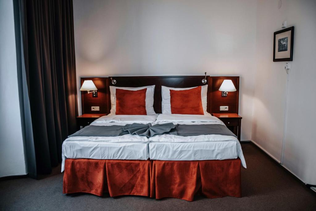 Łóżko lub łóżka w pokoju w obiekcie B&B Hotel Praha