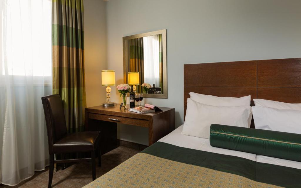 Postel nebo postele na pokoji v ubytování Prima Royale Hotel