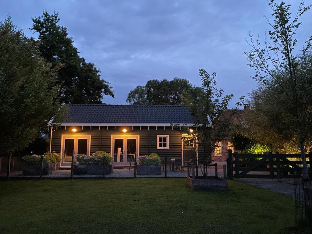 Una casa con luces en la parte delantera. en Flora’s B&B, en Landsmeer