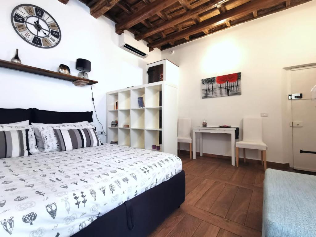 ローマにあるRomantica Navonaのベッドルーム1室(ベッド1台、壁掛け時計付)