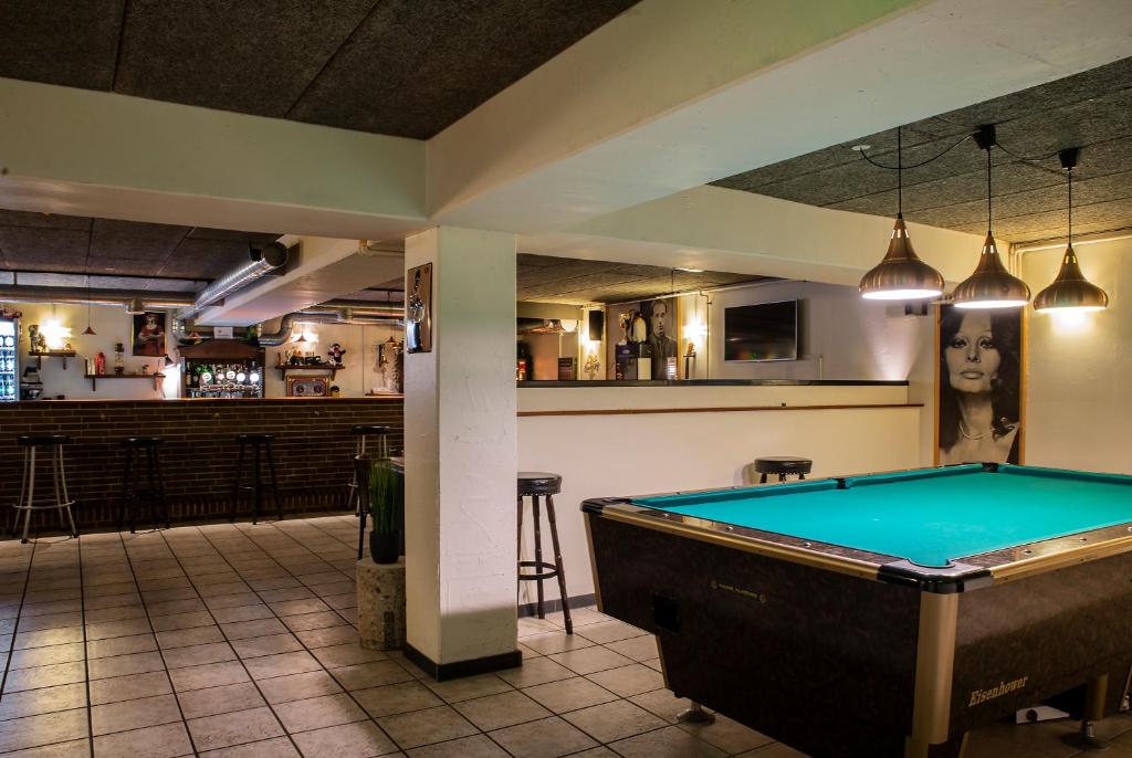Biliár nebo kulečník v ubytování Hotel Lynggaarden