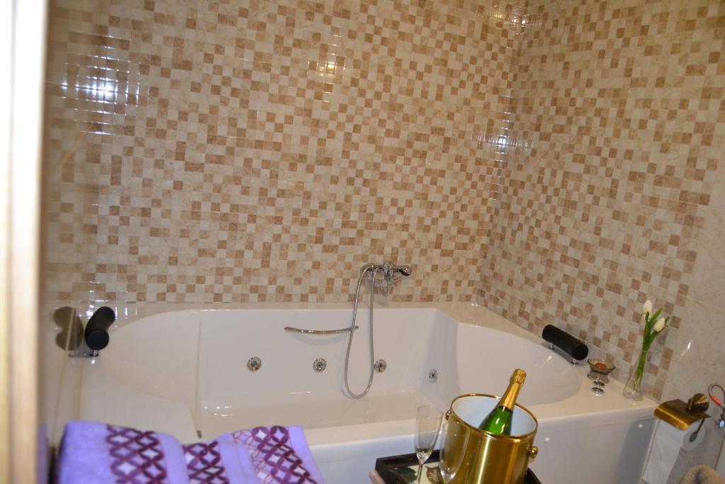 y baño con bañera y ducha. en Casa Rural El Dolmen, en Bernúy-Salinero
