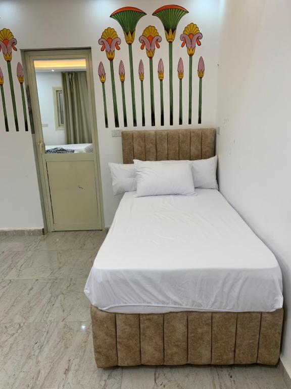 Postel nebo postele na pokoji v ubytování Pyramids Gardens Boutique Hotel New pyramids Gate