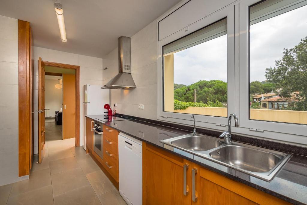 Kuchyňa alebo kuchynka v ubytovaní RB-5 RESIDENCIAL BEGUR 6 PaX