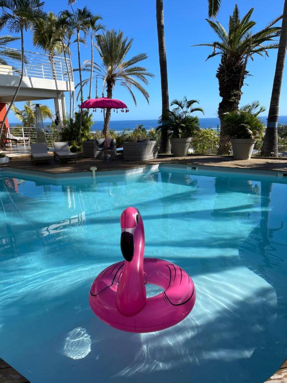 un cisne de goma rosa en una piscina en Villa Prana en La Saline les Bains