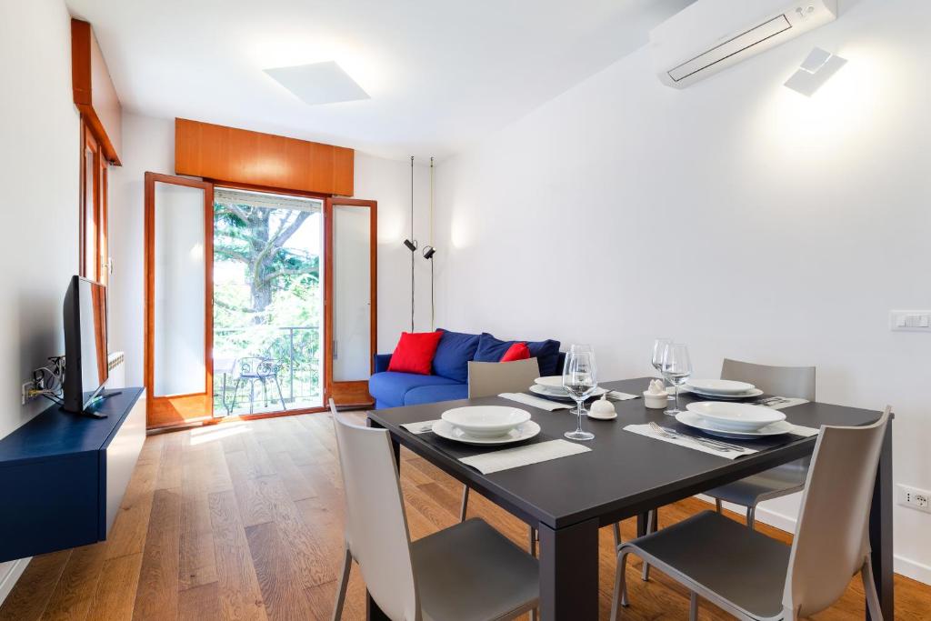 jadalnia z czarnym stołem i krzesłami w obiekcie Venice Lido Wonderful Apartment with Terrace w Lido di Venezia