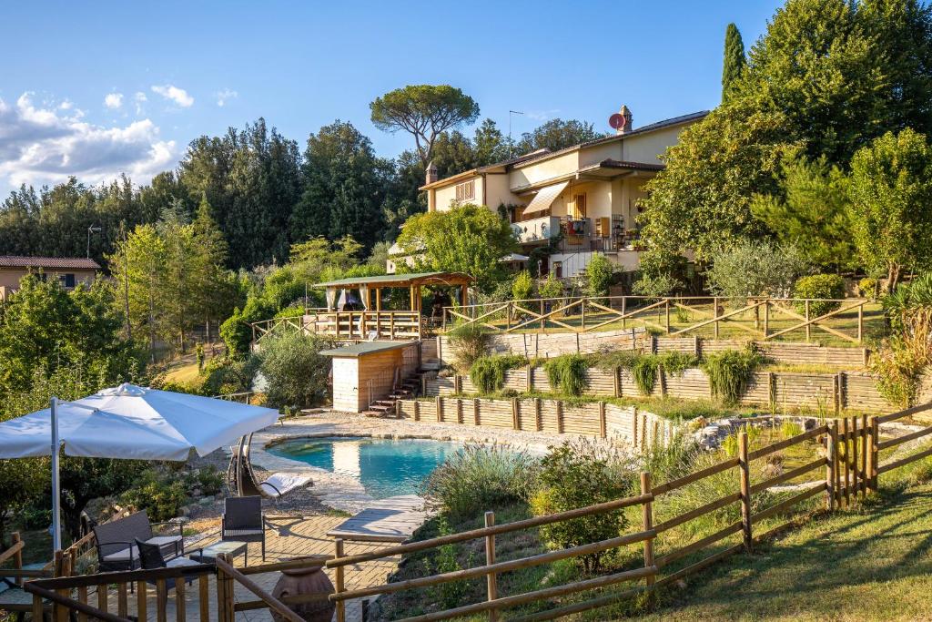 シエナにあるToscana da Sogno a Villa Allegriaのスイミングプール付きのヴィラ、家