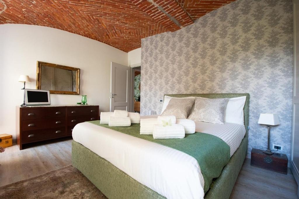 sypialnia z łóżkiem z ręcznikami w obiekcie La Morra Suite w mieście La Morra