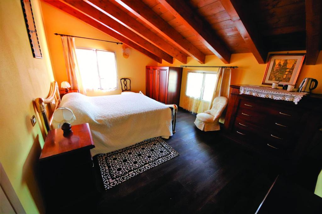La Casa Della Volpe في Vedano Olona: غرفة نوم بسرير وخزانة ونافذة