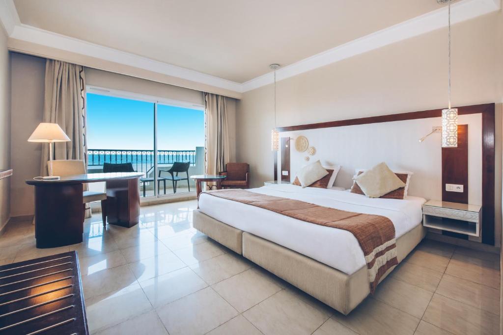Postel nebo postele na pokoji v ubytování Iberostar Selection Royal El Mansour