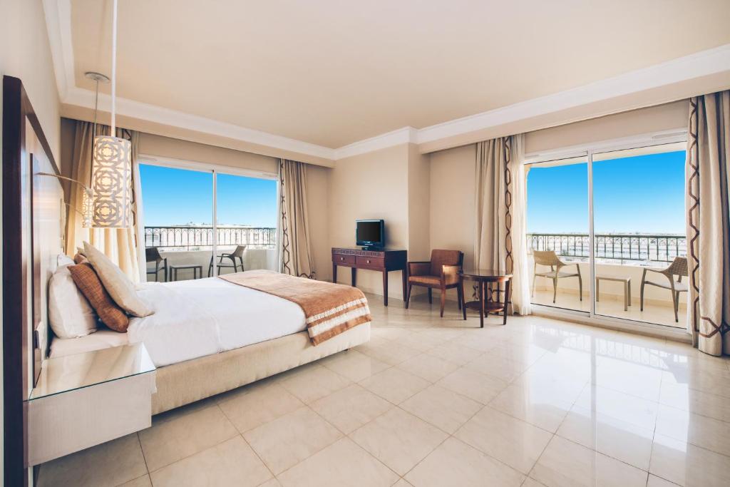 Postel nebo postele na pokoji v ubytování Iberostar Selection Royal El Mansour