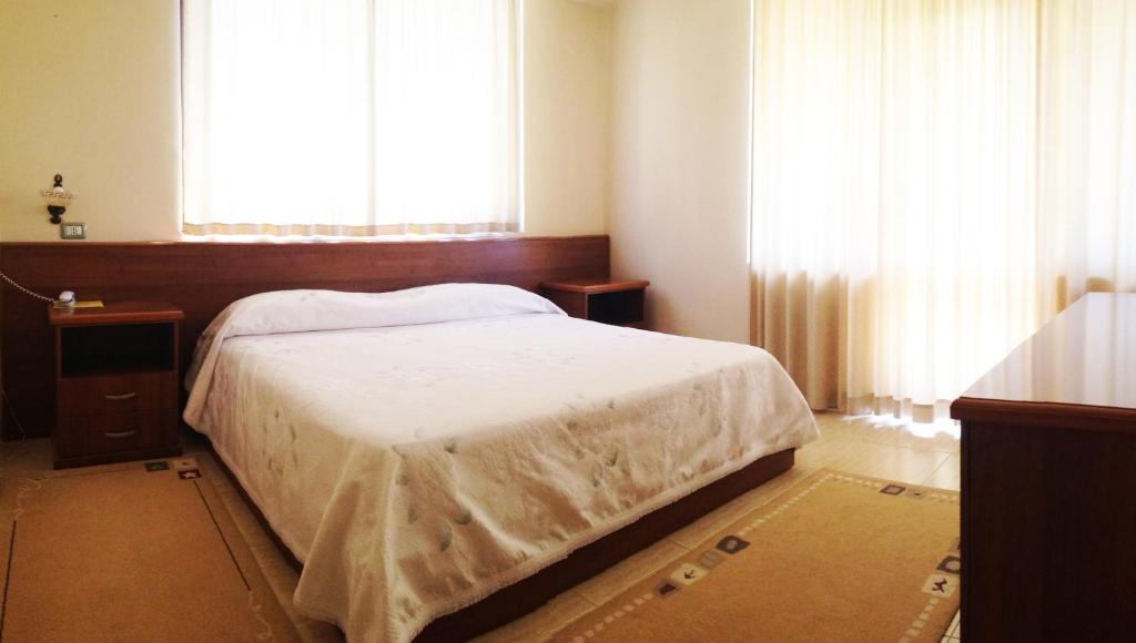 Postel nebo postele na pokoji v ubytování Akropoli Hotel