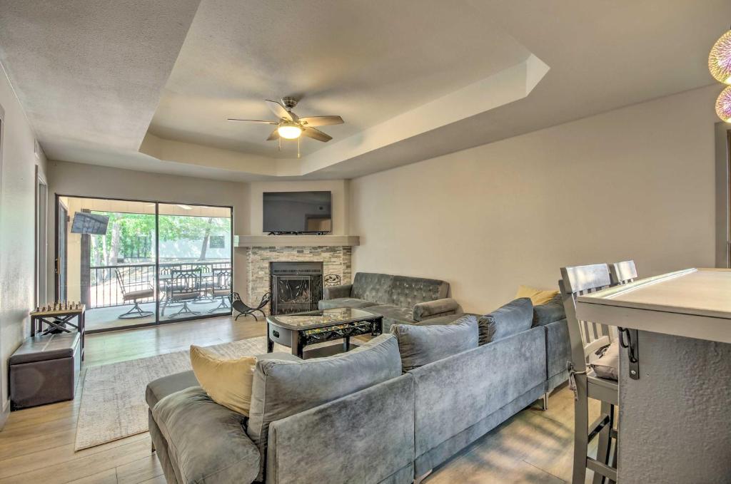 レイク・オザークにある1 Mi to Lake of the Ozarks Condo with Fire Pit!のソファと暖炉のあるリビングルーム