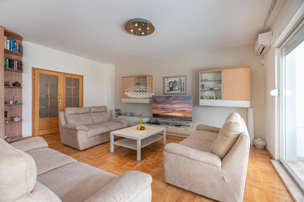 Posedenie v ubytovaní Apartment Relax whit big terrace 170m2 Near the best Beach in City