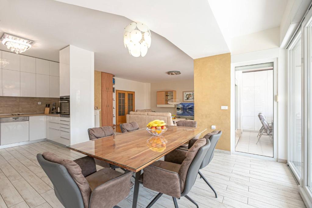 Kuchyňa alebo kuchynka v ubytovaní Apartment Relax whit big terrace 170m2 Near the best Beach in City