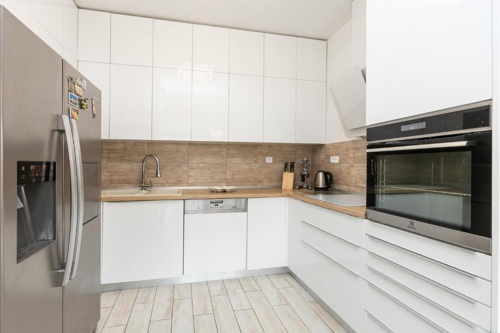 Kuchyňa alebo kuchynka v ubytovaní Apartment Relax whit big terrace 170m2 Near the best Beach in City