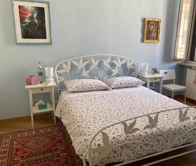 1 dormitorio con cama con colcha y almohadas en Squisito appartamento in stabile Vecchia Milano, en Milán