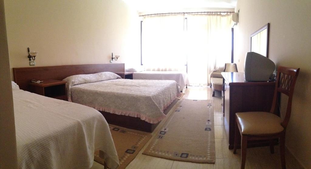 Postel nebo postele na pokoji v ubytování Akropoli Hotel