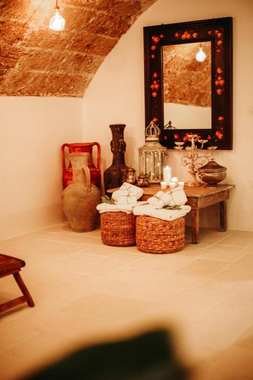 a room with a table with baskets and a mirror at CORTE LARGO LAURO DIMORE & SPA in Gemini