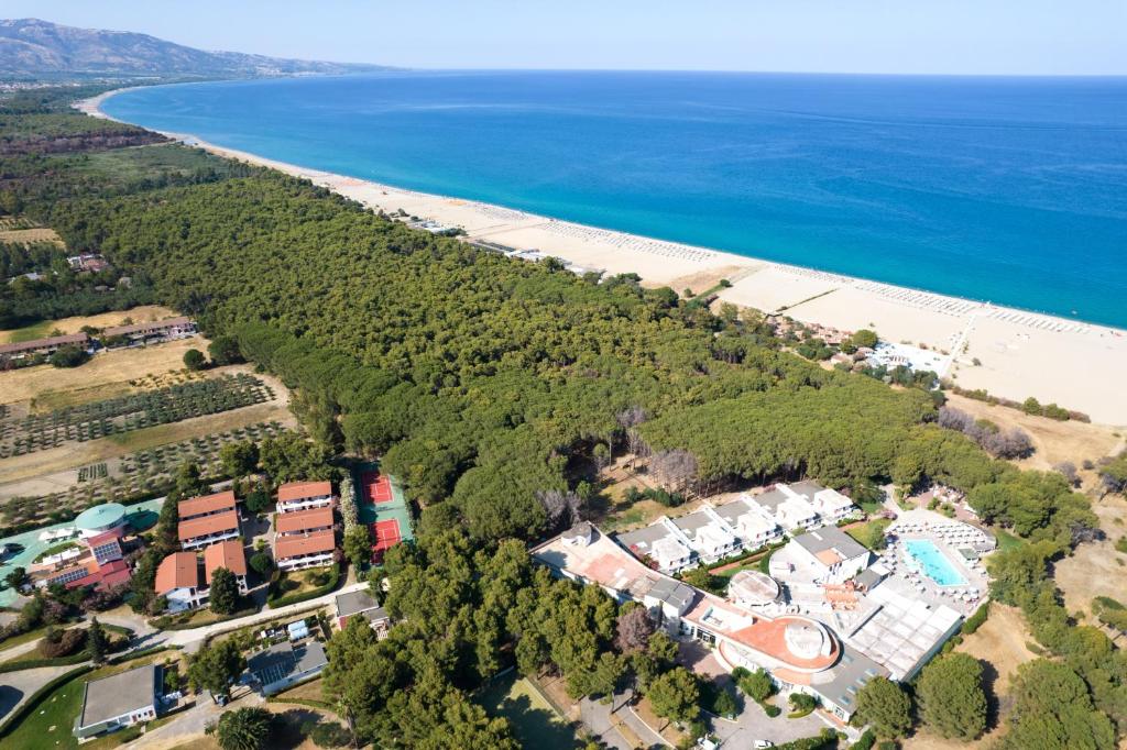 - une vue aérienne sur un complexe et la plage dans l'établissement Nicolaus Club Bagamoyo Resort, à Cassano Jonio