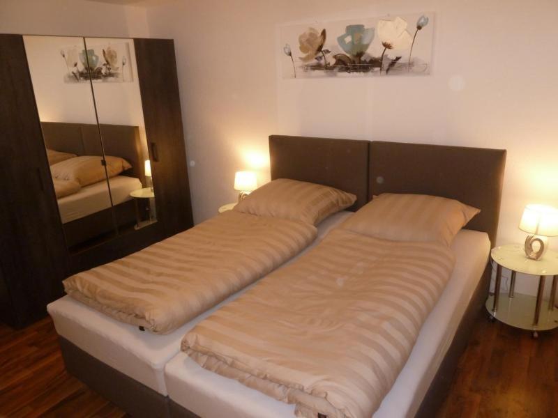 een groot bed in een kamer met 2 bedden bij Ferienwohnung Ries in Nördlingen