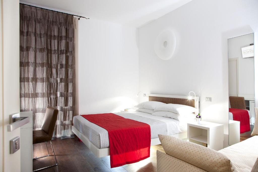 sypialnia z łóżkiem z czerwonym kocem w obiekcie Iamartino Quality Rooms w mieście Termoli