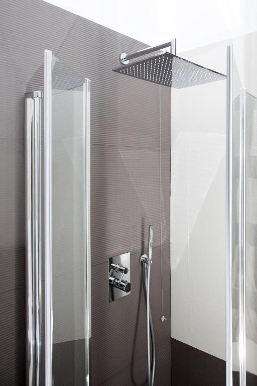 W łazience znajduje się prysznic ze szklanymi drzwiami. w obiekcie Iamartino Quality Rooms w mieście Termoli