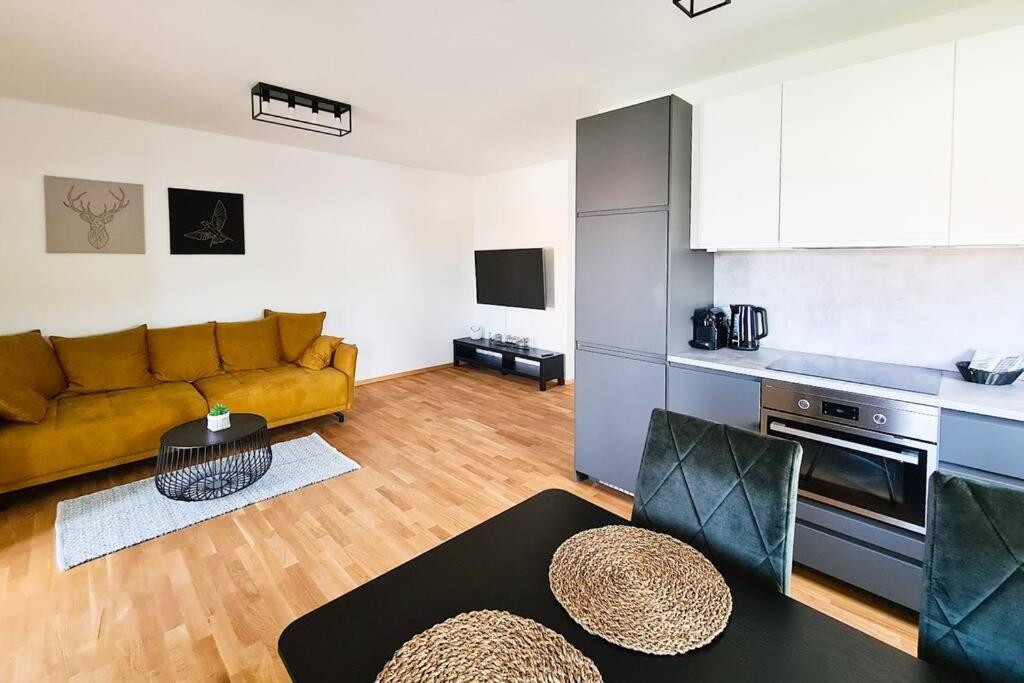 Kuchyňa alebo kuchynka v ubytovaní Friendship Suite