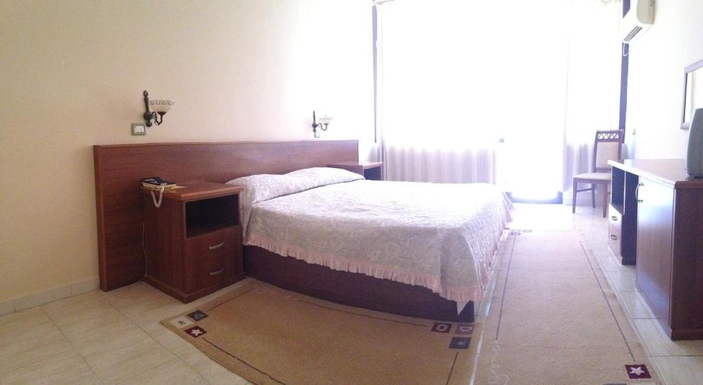 Postel nebo postele na pokoji v ubytování Akropoli Hotel